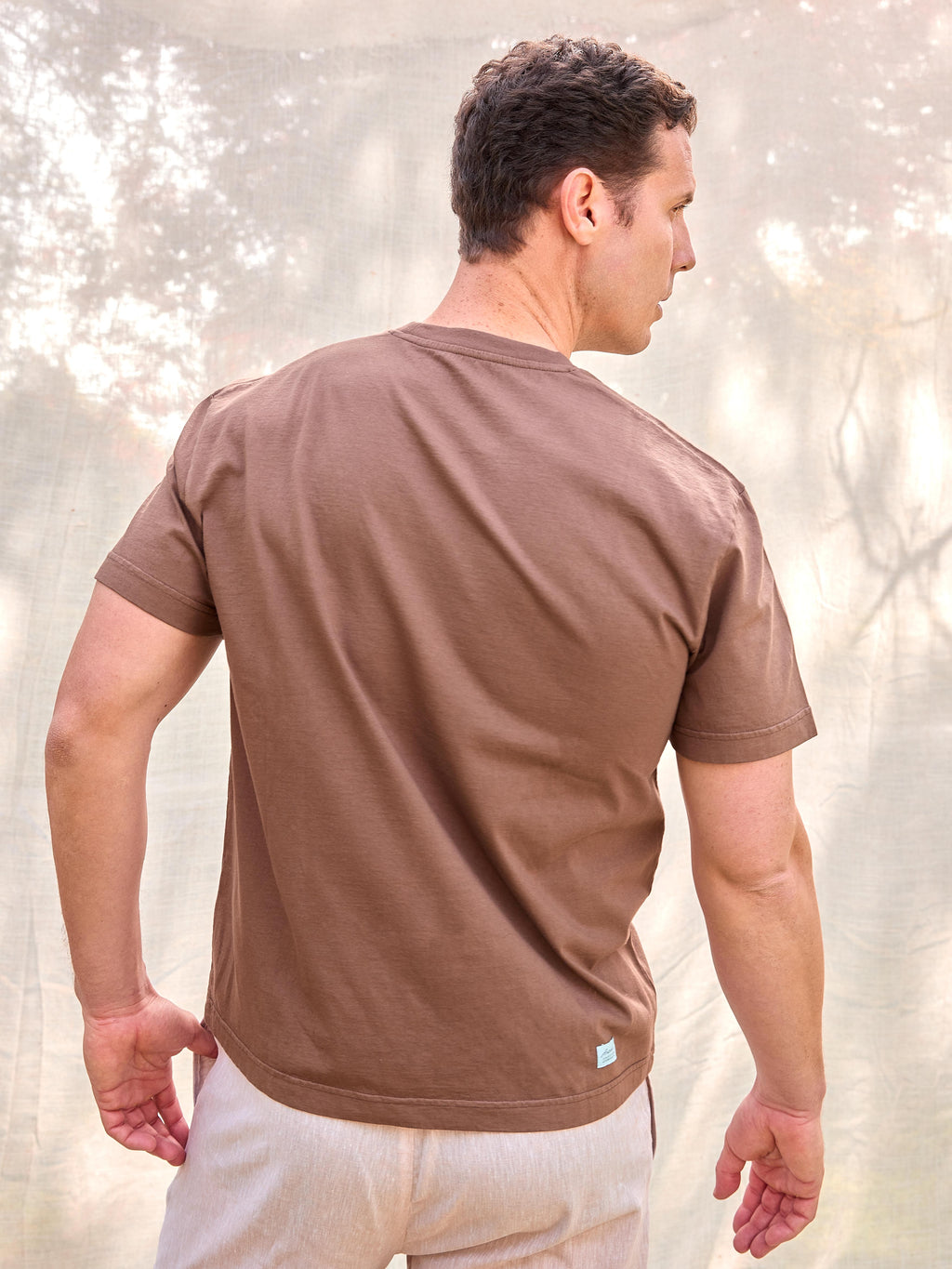 Camiseta 100% algodón orgánico gramaje alto 200 GSM hecha en Portugal marrón chocolate premium España verano moda costa hombre Arzalè