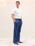 Pantalones frescos elegantes verano estivales lino algodón hombre color azul navy cordones fluido verano hechos en España cómodos moda masculina premium Arzalè Madrid Barcelona Sevilla Ibiza Mallorca Formentera Majadahonda Pozuelo La Moraleja Encinar Serrano Velázquez yate barco