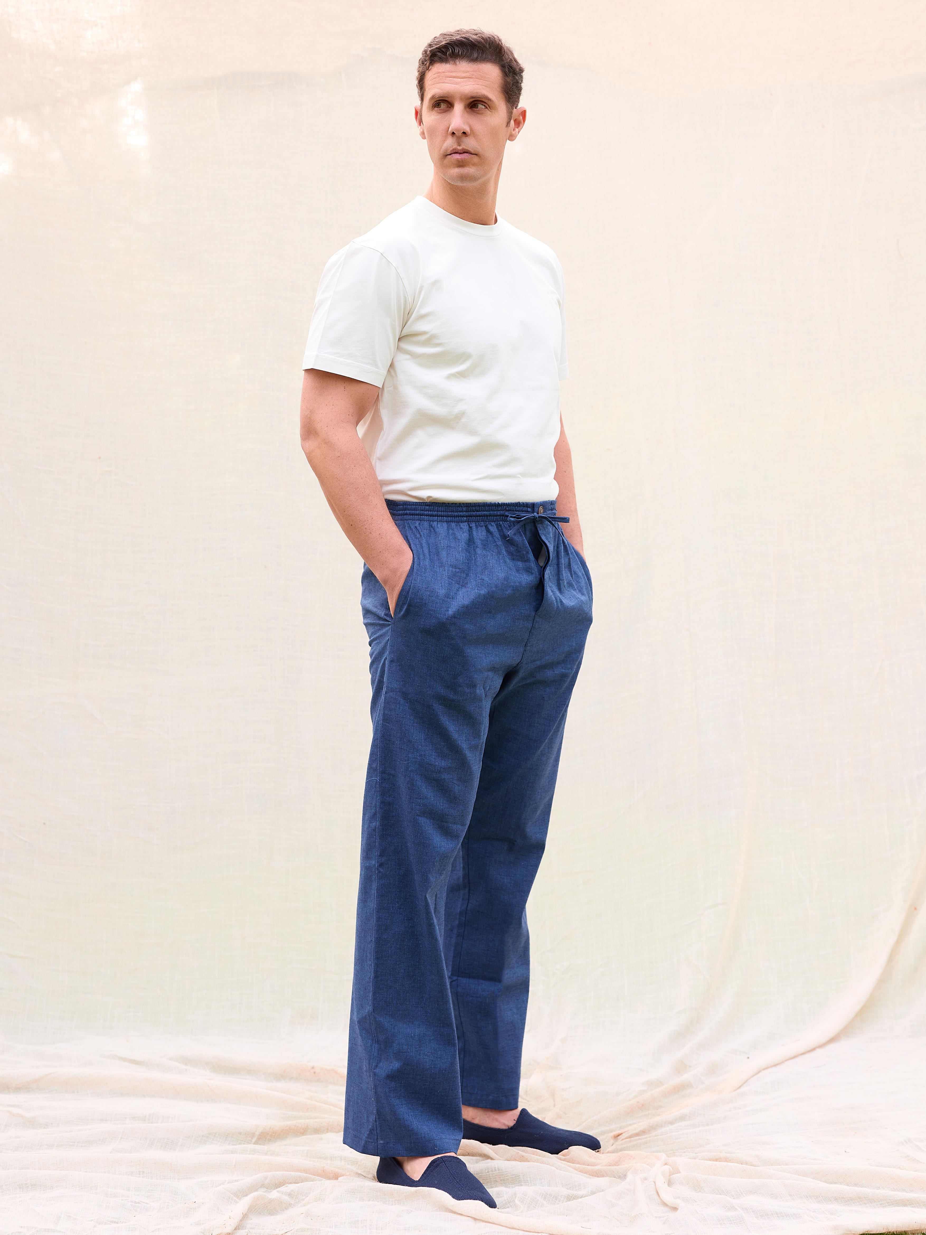 Pantalones frescos elegantes verano estivales lino algodón hombre color azul navy cordones fluido verano hechos en España cómodos moda masculina premium Arzalè Madrid Barcelona Sevilla Ibiza Mallorca Formentera Majadahonda Pozuelo La Moraleja Encinar Serrano Velázquez yate barco