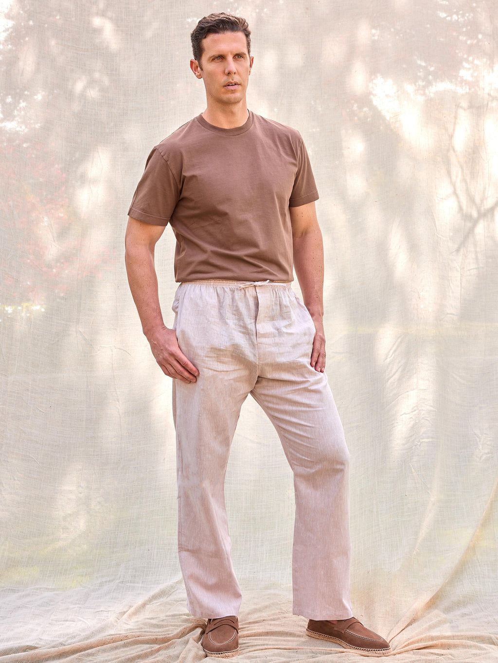 Pantalones verano estivales lino algodón hombre color beige arena cordones fluido verano hechos en España cómodos moda masculina premium Arzalè