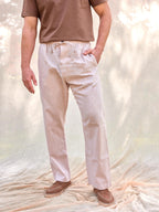 Pantalones verano lino algodón hombre color beige arena cordones fluido verano hechos en España