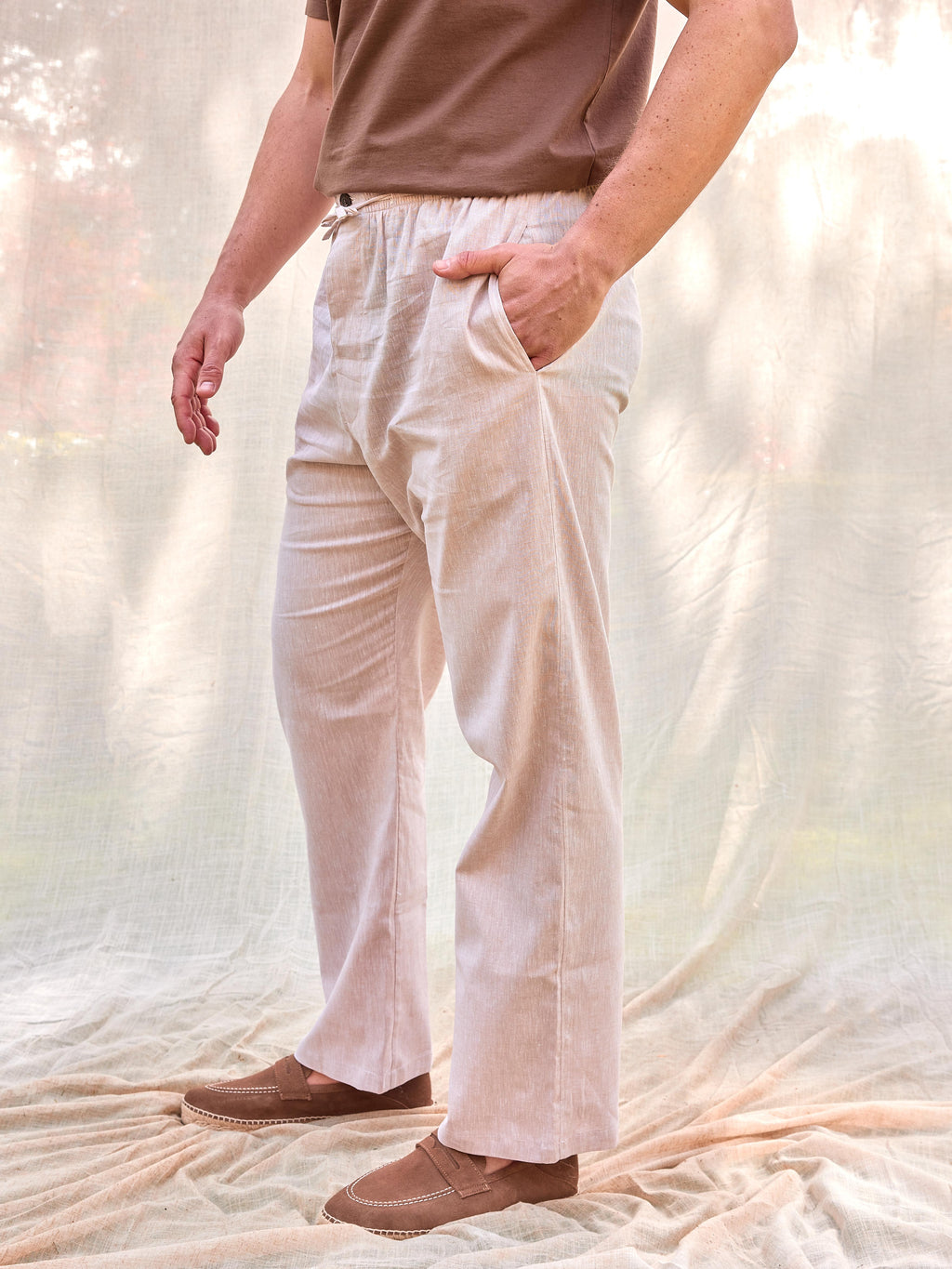 Pantalones verano estivales lino algodón hombre color marrón claro beige arena cordones fluido verano hechos en España cómodos moda masculina premium Arzalè