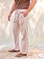 Pantalones verano estivales lino algodón hombre color marrón claro beige arena cordones fluido verano hechos en España cómodos moda masculina premium Arzalè