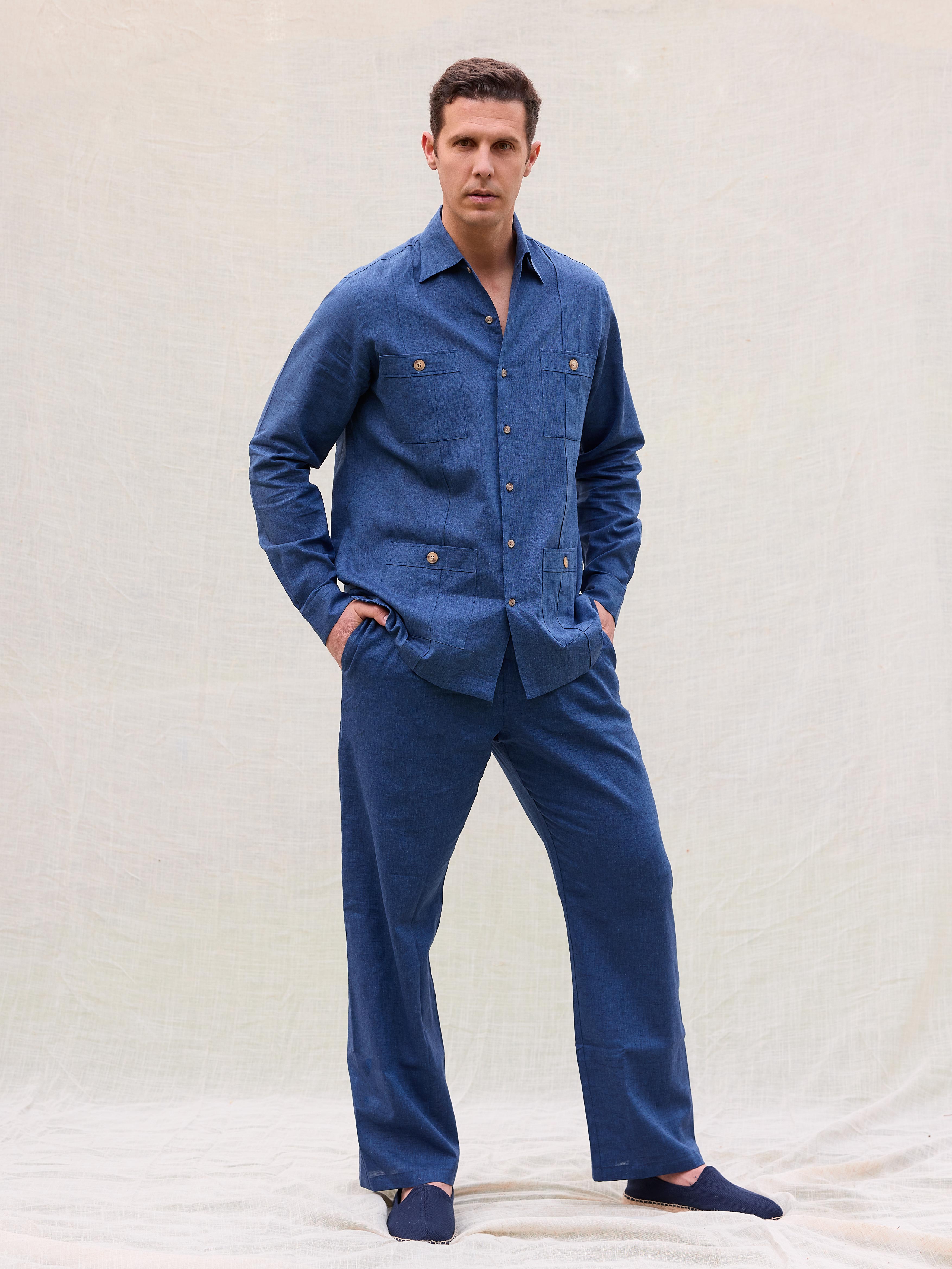 Total look premium elevado casual hombre alpargatas espadrille pantalones camisa guayabera color azul navy espiga hechas en España artesanales premium tejido lino algodón costa verano playa mar moda masculina casual elegante Arzalè Madrid Barcelona Sevilla Ibiza Mallorca Cádiz Formentera Málaga