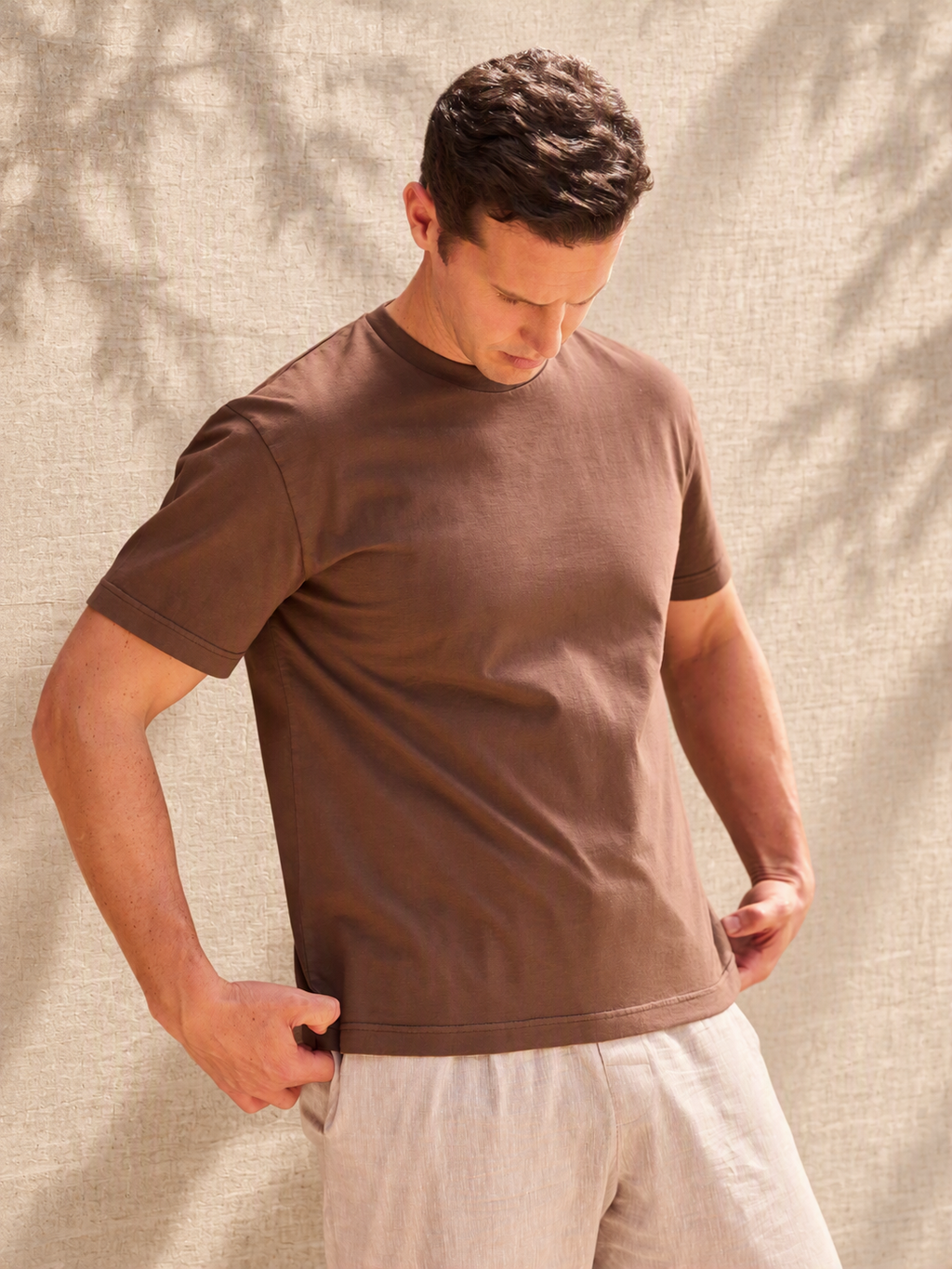 Camiseta de algodón orgánico 200 gsm marrón chocolate para hombre, vista frontal — Arzalè