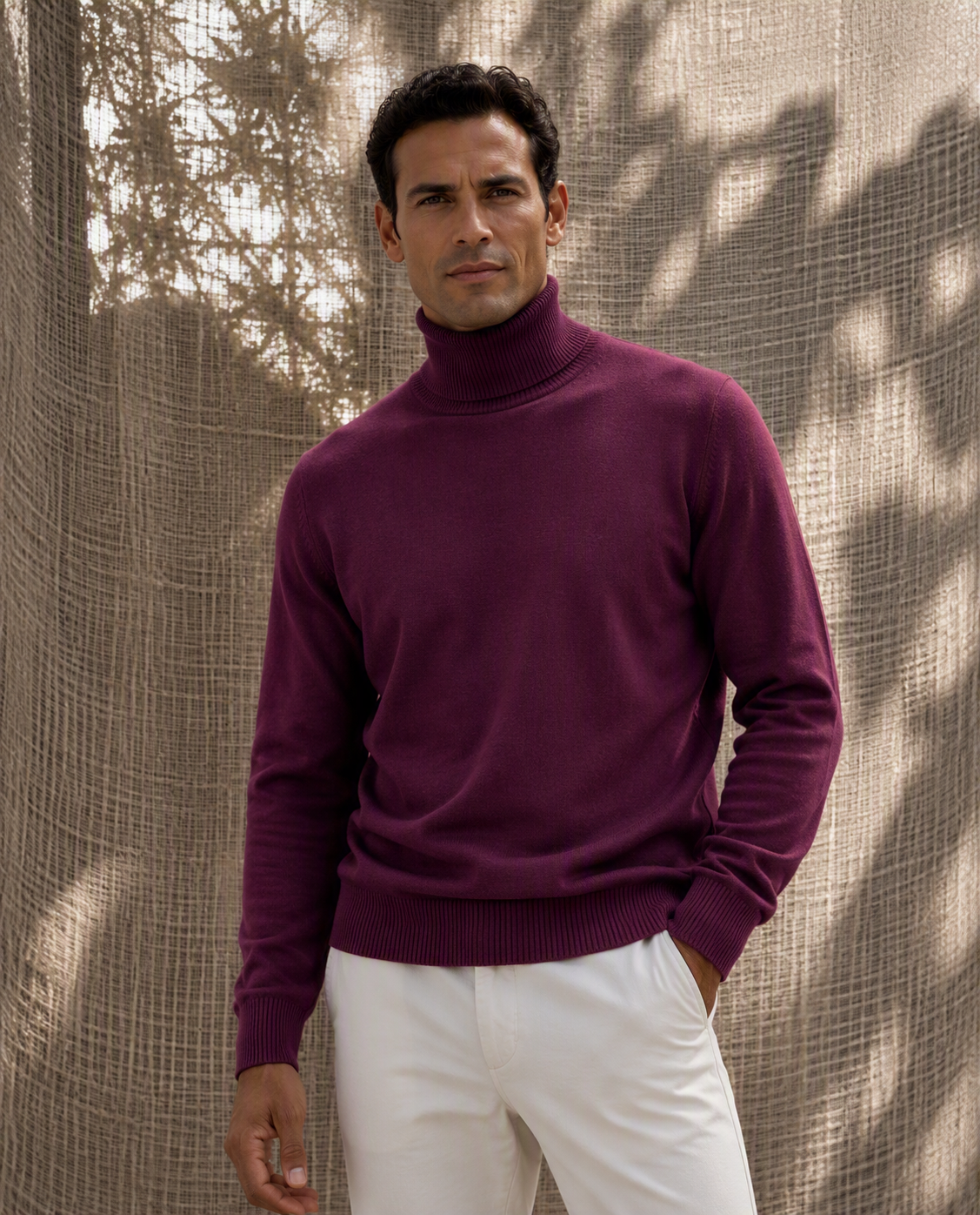 Jersey de cuello vuelto berenjena en algodón orgánico y merino, puesto en modelo — Arzalè