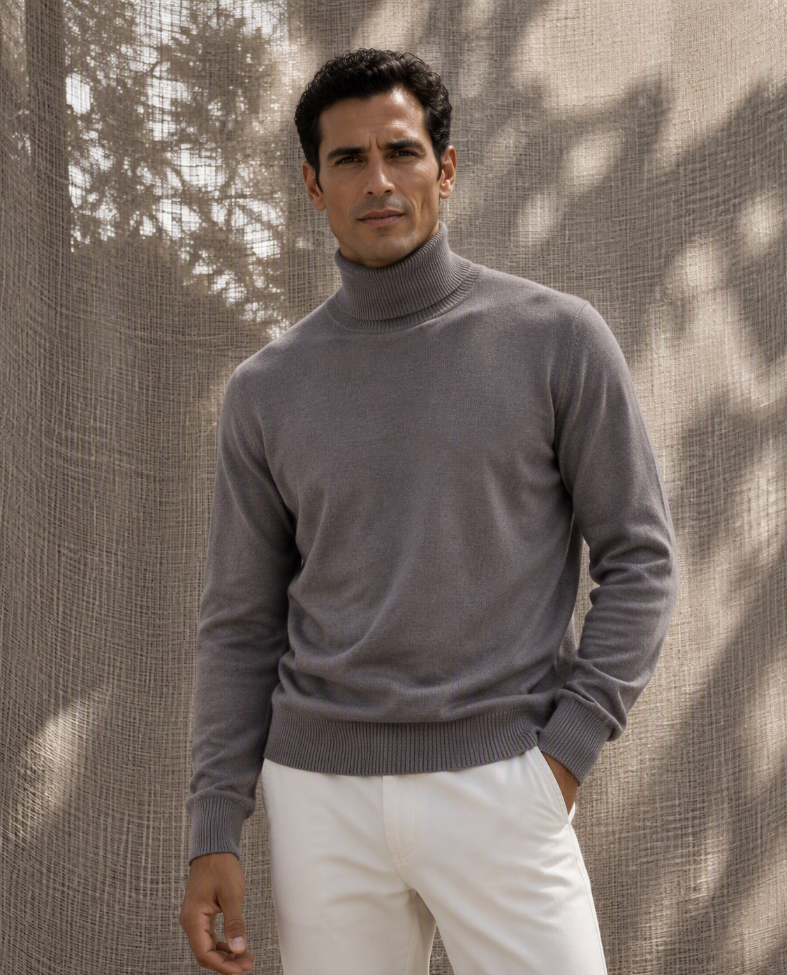 Jersey de cuello vuelto color piedra en algodón orgánico y merino, puesto en modelo — Arzalè