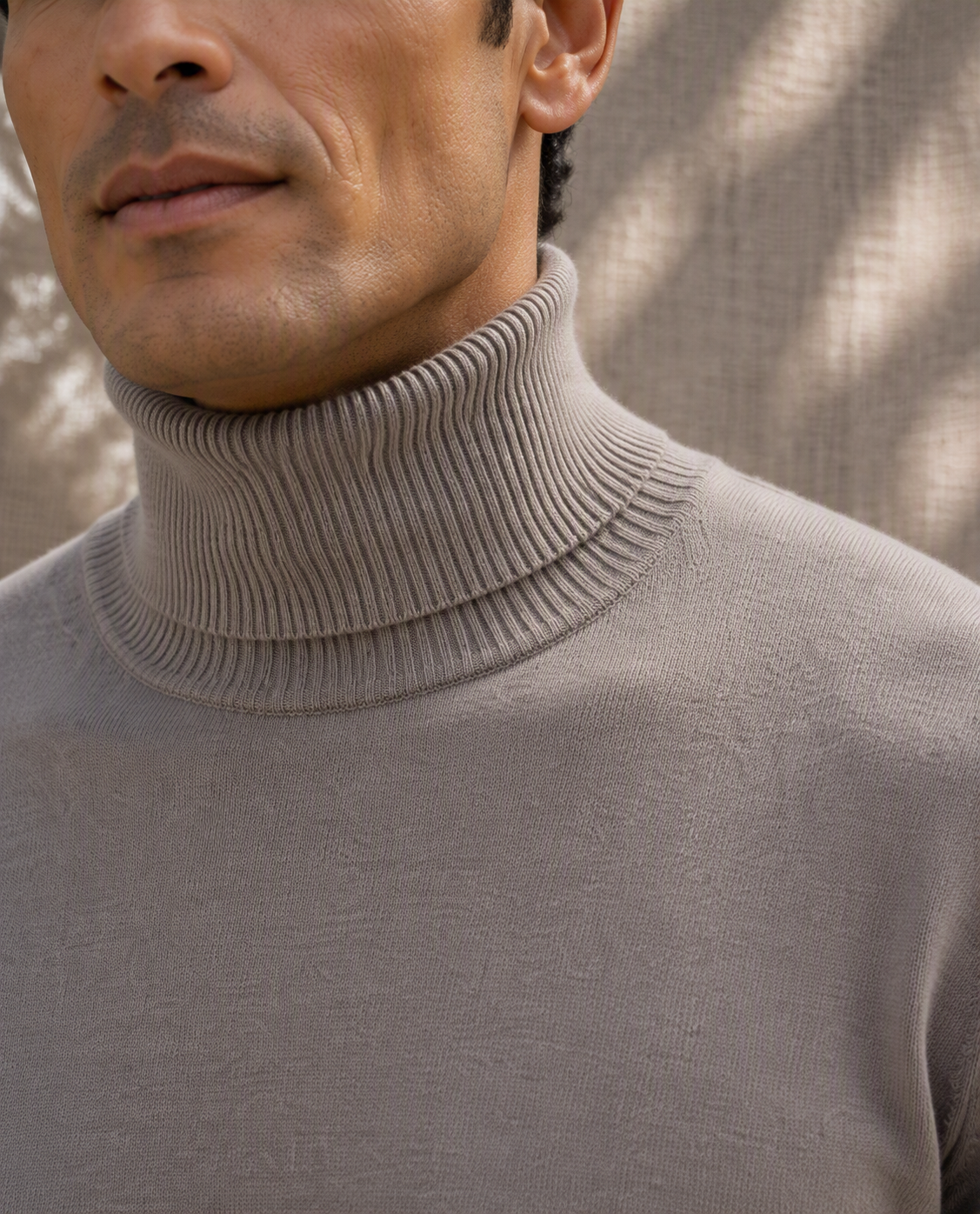 Detalle del cuello vuelto del jersey piedra de punto italiano