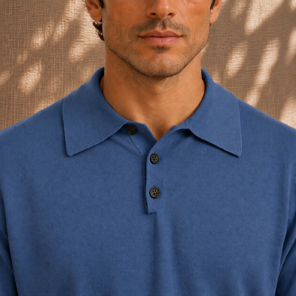 Detalle del cuello sartorial de pala larga del polo azul cobalto