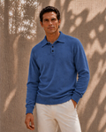 Polo sartorial de manga larga azul cobalto en algodón orgánico y merino, puesto en modelo — Arzalè