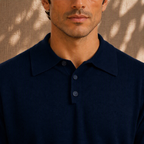 Detalle del cuello sartorial de pala larga del polo azul navy