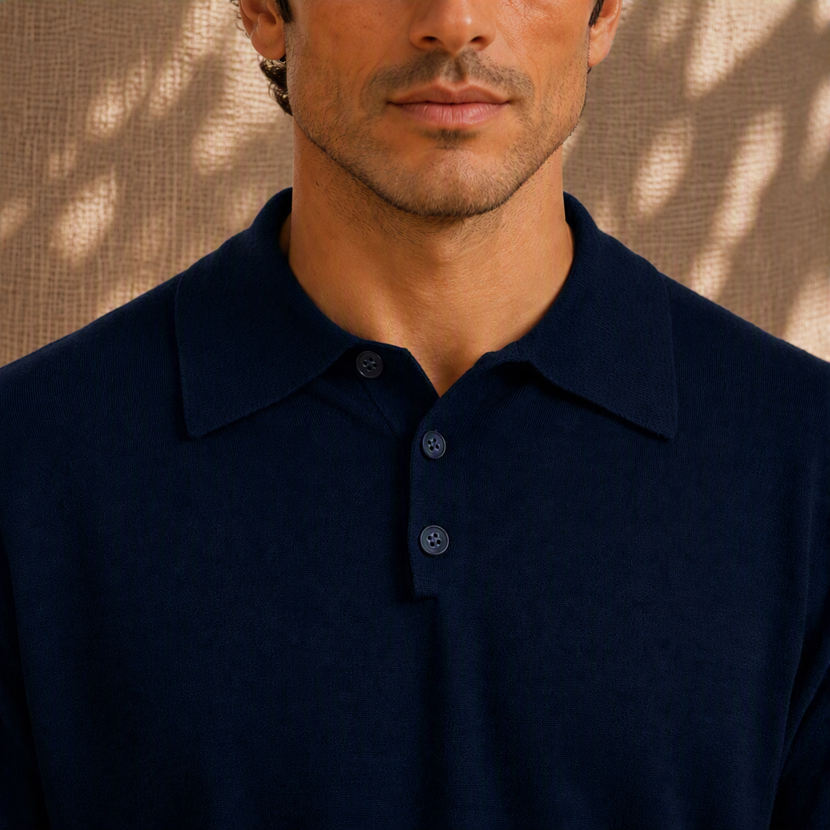 Detalle del cuello sartorial de pala larga del polo azul navy